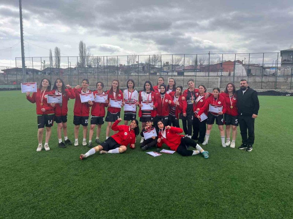 Ağrı’nın Gururu.. Kız Futbol Takımı Türkiye Finallerine Adını Yazdırdı!