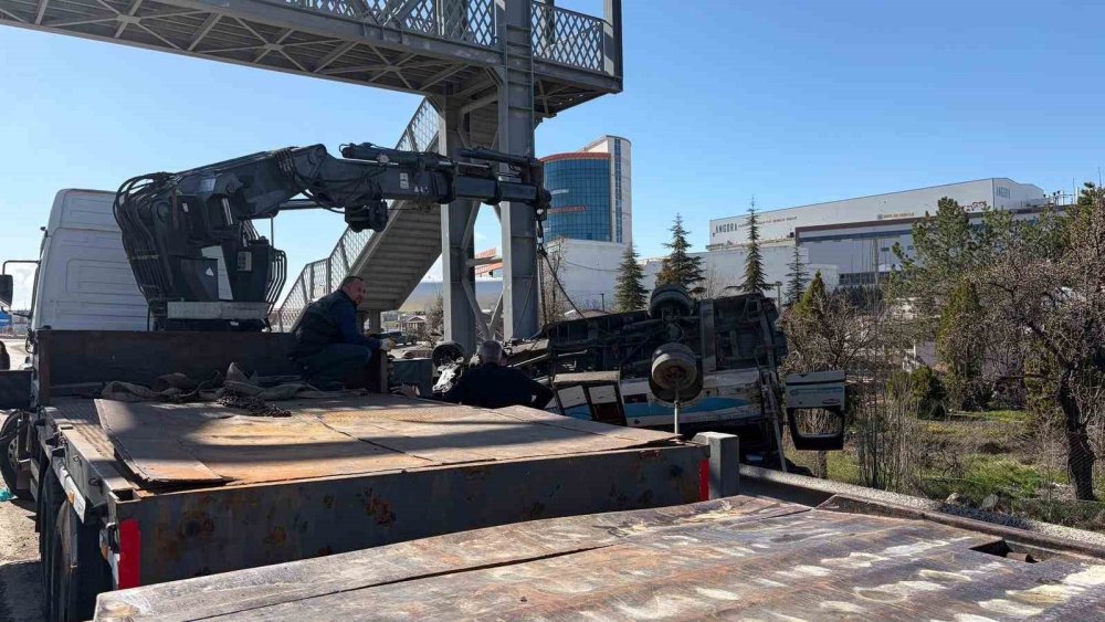 ANKARA’DA CAN PAZARI: HALK MİNİBÜSÜ KÖPRÜ DİREĞİNE ÇARPTI, 5 ölü