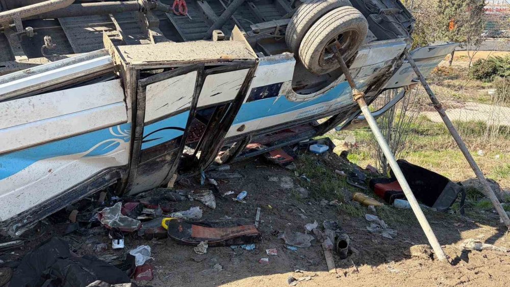 ANKARA’DA CAN PAZARI: HALK MİNİBÜSÜ KÖPRÜ DİREĞİNE ÇARPTI, 5 ölü