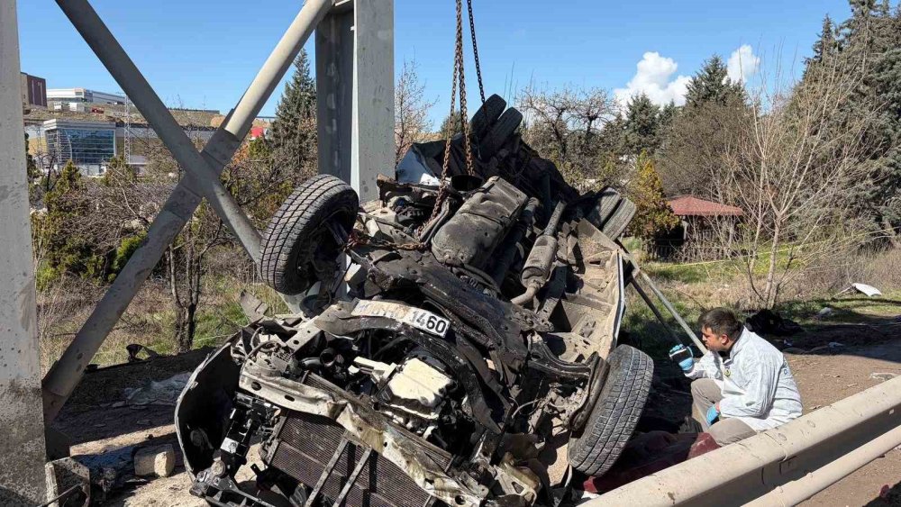 ANKARA’DA CAN PAZARI: HALK MİNİBÜSÜ KÖPRÜ DİREĞİNE ÇARPTI, 5 ölü
