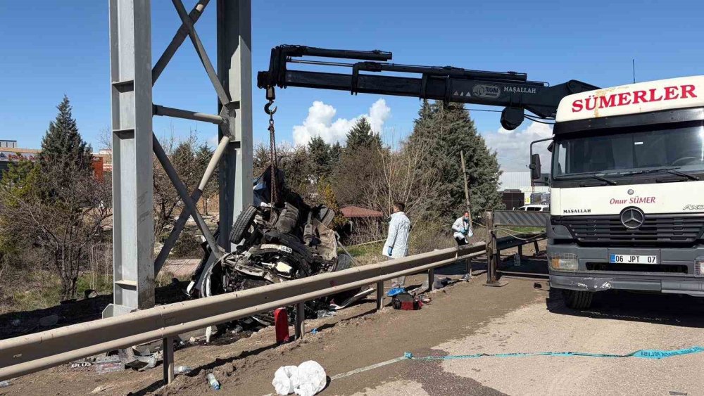 ANKARA’DA CAN PAZARI: HALK MİNİBÜSÜ KÖPRÜ DİREĞİNE ÇARPTI, 5 ölü