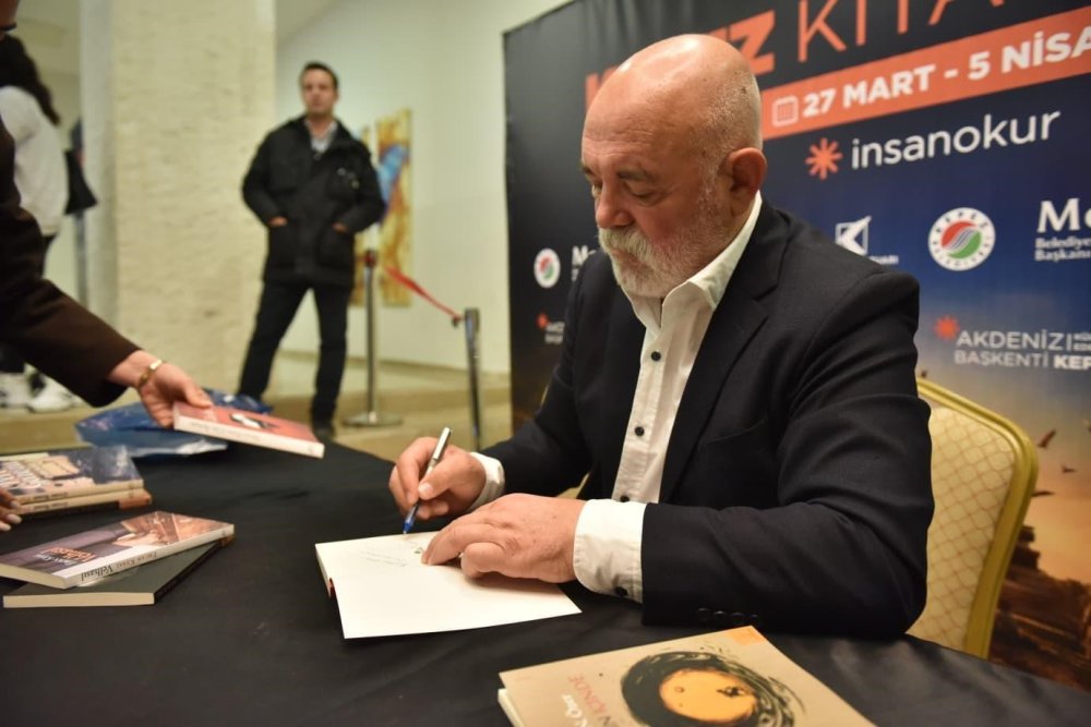 Kepez Kitap Fuarı’nda Ercan Kesal.. Yazmanın Temeli Disiplinli Okumaktır!