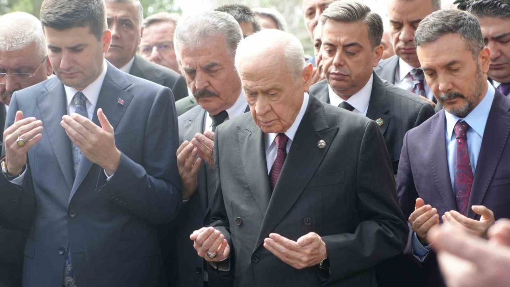 MHP Lideri Bahçeli, Türkeş’in Kabrini Ziyaret Etti