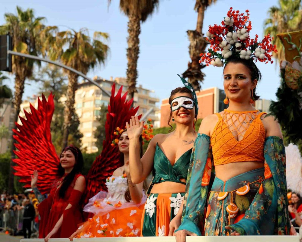 Portakal Çiçeği Karnavalı’nda Görsel Şölen.. Sokaklar Renk Cümbüşüne Döndü!