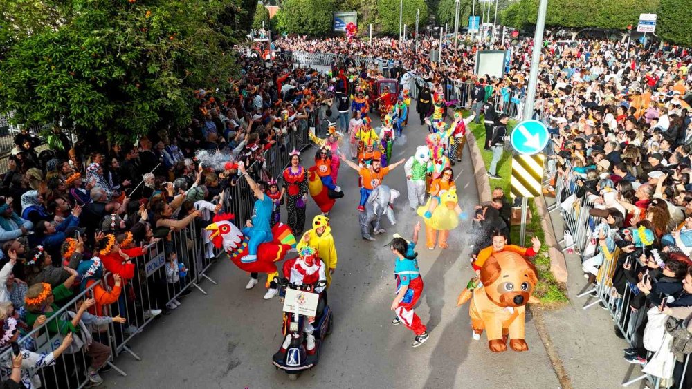 Portakal Çiçeği Karnavalı’nda Görsel Şölen.. Sokaklar Renk Cümbüşüne Döndü!