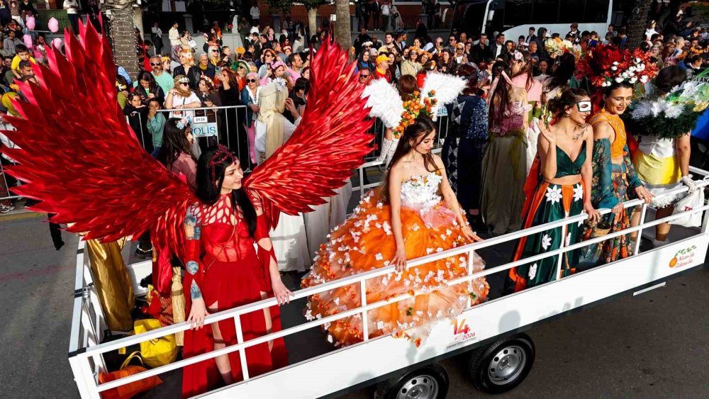 Portakal Çiçeği Karnavalı’nda Görsel Şölen.. Sokaklar Renk Cümbüşüne Döndü!