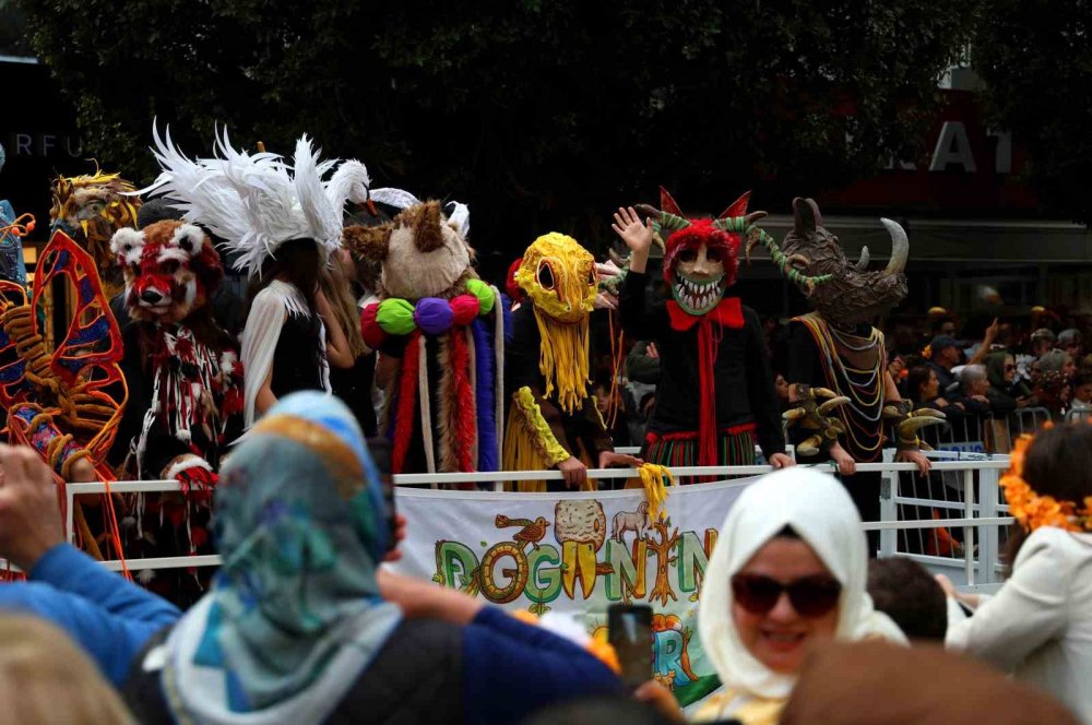 Portakal Çiçeği Karnavalı’nda Görsel Şölen.. Sokaklar Renk Cümbüşüne Döndü!