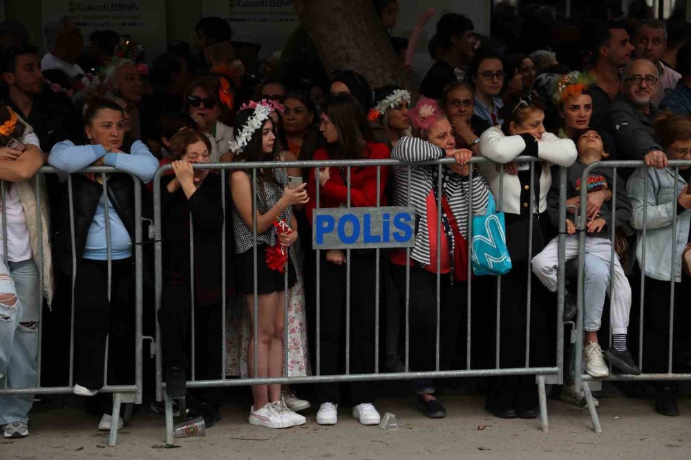Portakal Çiçeği Karnavalı’nda Görsel Şölen.. Sokaklar Renk Cümbüşüne Döndü!