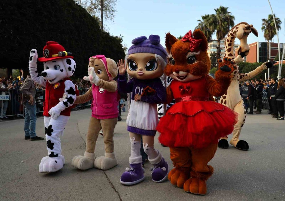 Portakal Çiçeği Karnavalı’nda Görsel Şölen.. Sokaklar Renk Cümbüşüne Döndü!