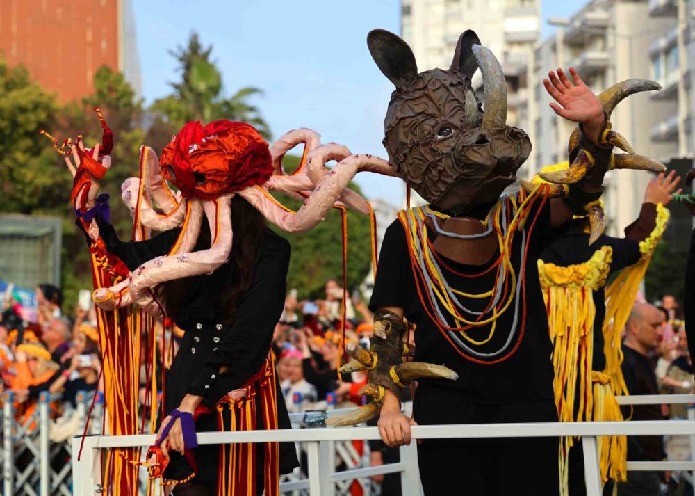 Portakal Çiçeği Karnavalı’nda Görsel Şölen.. Sokaklar Renk Cümbüşüne Döndü!