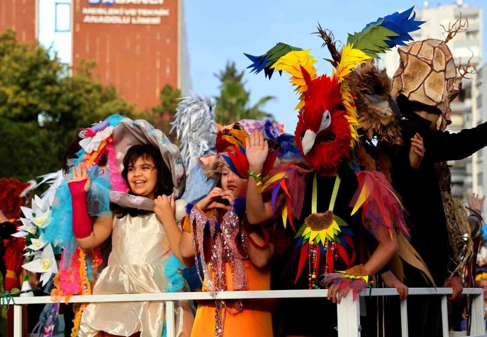 Portakal Çiçeği Karnavalı’nda Görsel Şölen.. Sokaklar Renk Cümbüşüne Döndü!