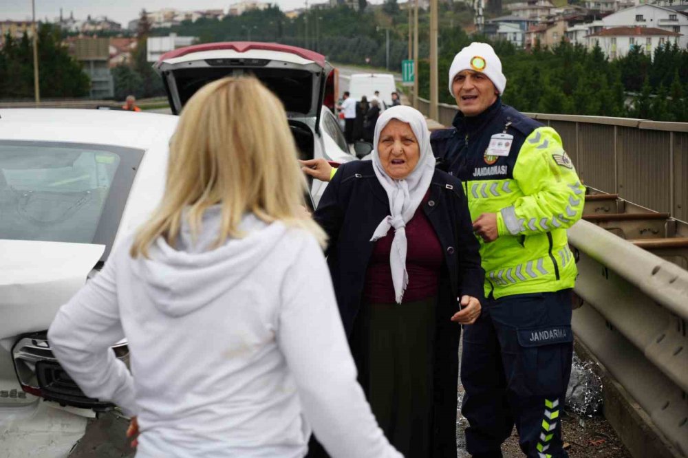 Tem Otoyolu’nda Yola Dökülen Atıklar Sonucu Zincirleme Kaza, 7 Araç Birbirine Girdi