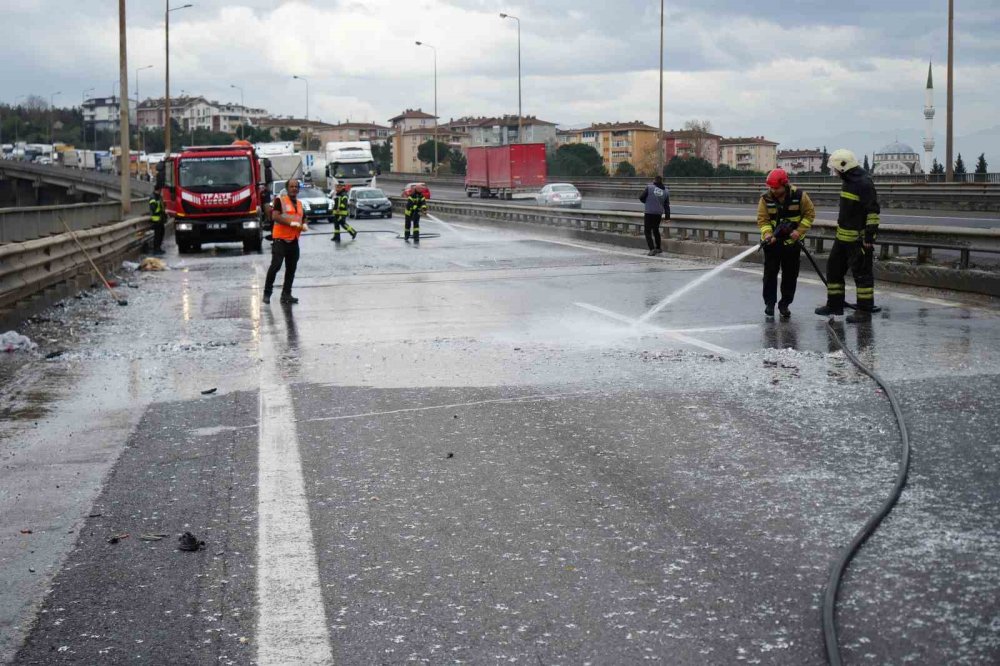 Tem Otoyolu’nda Yola Dökülen Atıklar Sonucu Zincirleme Kaza, 7 Araç Birbirine Girdi