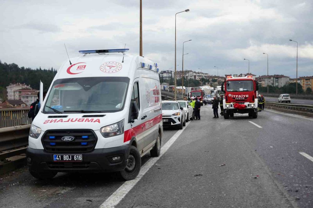 Tem Otoyolu’nda Yola Dökülen Atıklar Sonucu Zincirleme Kaza, 7 Araç Birbirine Girdi
