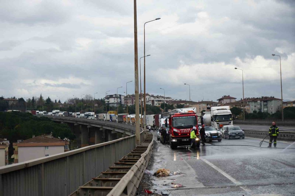 Tem Otoyolu’nda Yola Dökülen Atıklar Sonucu Zincirleme Kaza, 7 Araç Birbirine Girdi