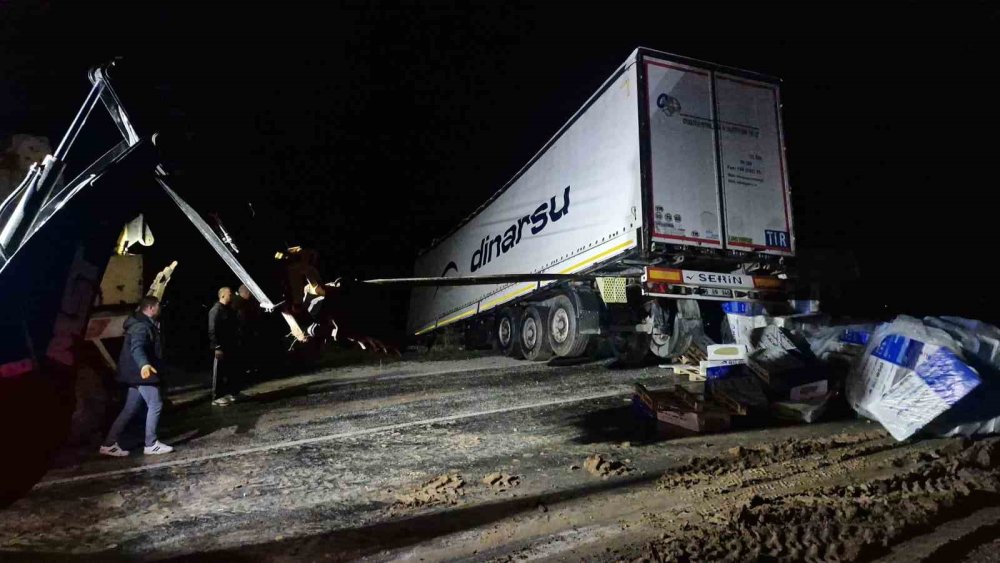 TIR Devrildi, Ankara-Tokat Kara Yolu Saatlerce Ulaşıma Kapandı