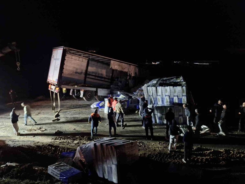 TIR Devrildi, Ankara-Tokat Kara Yolu Saatlerce Ulaşıma Kapandı