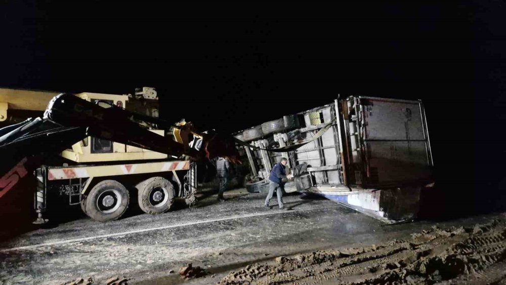 TIR Devrildi, Ankara-Tokat Kara Yolu Saatlerce Ulaşıma Kapandı