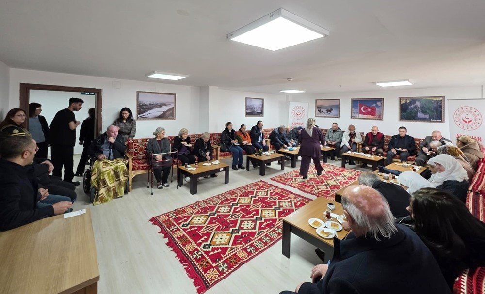 Ardahan Belediye Başkanı Faruk Demir, Huzurevini Ziyaret Etti