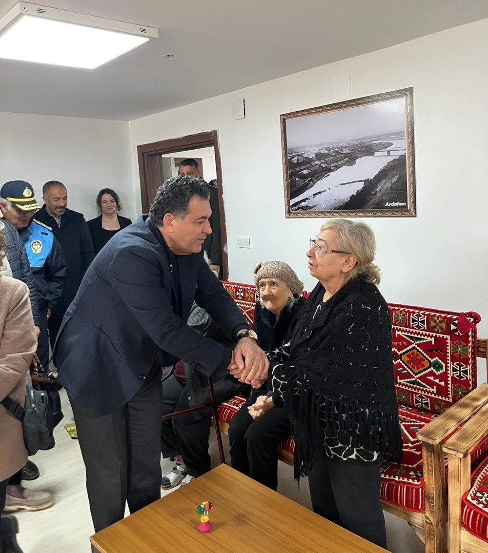 Ardahan Belediye Başkanı Faruk Demir, Huzurevini Ziyaret Etti