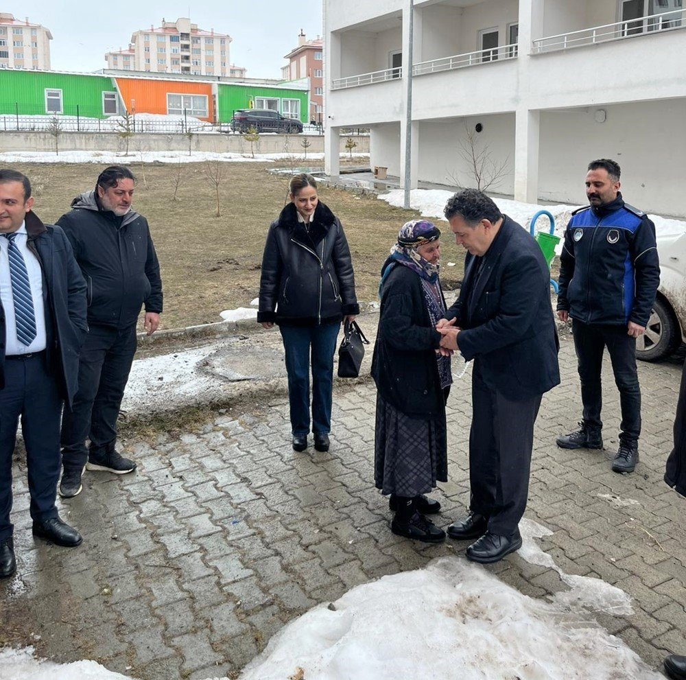 Ardahan Belediye Başkanı Faruk Demir, Huzurevini Ziyaret Etti
