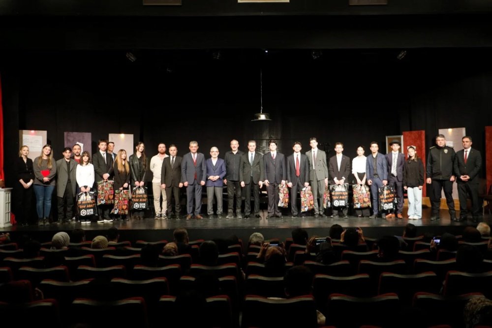 Erzurum Lisesi Öğrencilerinden Anlamlı Sahne: "12 Öfkeli" Büyük Beğeni Topladı