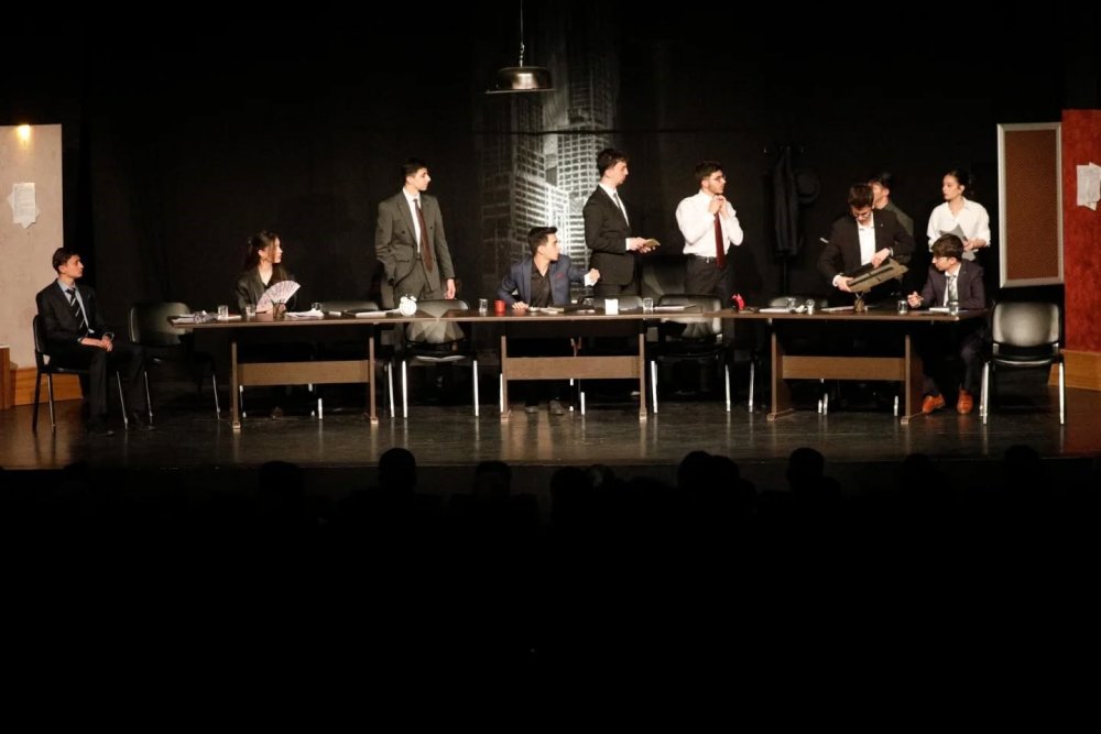 Erzurum Lisesi Öğrencilerinden Anlamlı Sahne: "12 Öfkeli" Büyük Beğeni Topladı
