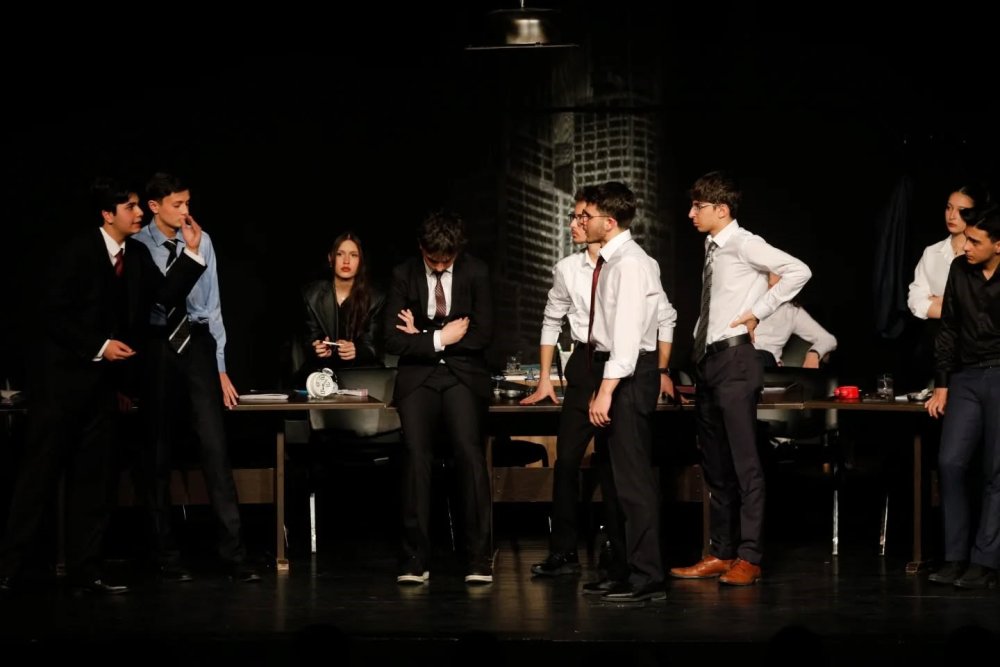 Erzurum Lisesi Öğrencilerinden Anlamlı Sahne: "12 Öfkeli" Büyük Beğeni Topladı