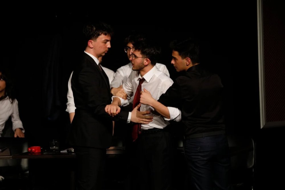 Erzurum Lisesi Öğrencilerinden Anlamlı Sahne: "12 Öfkeli" Büyük Beğeni Topladı