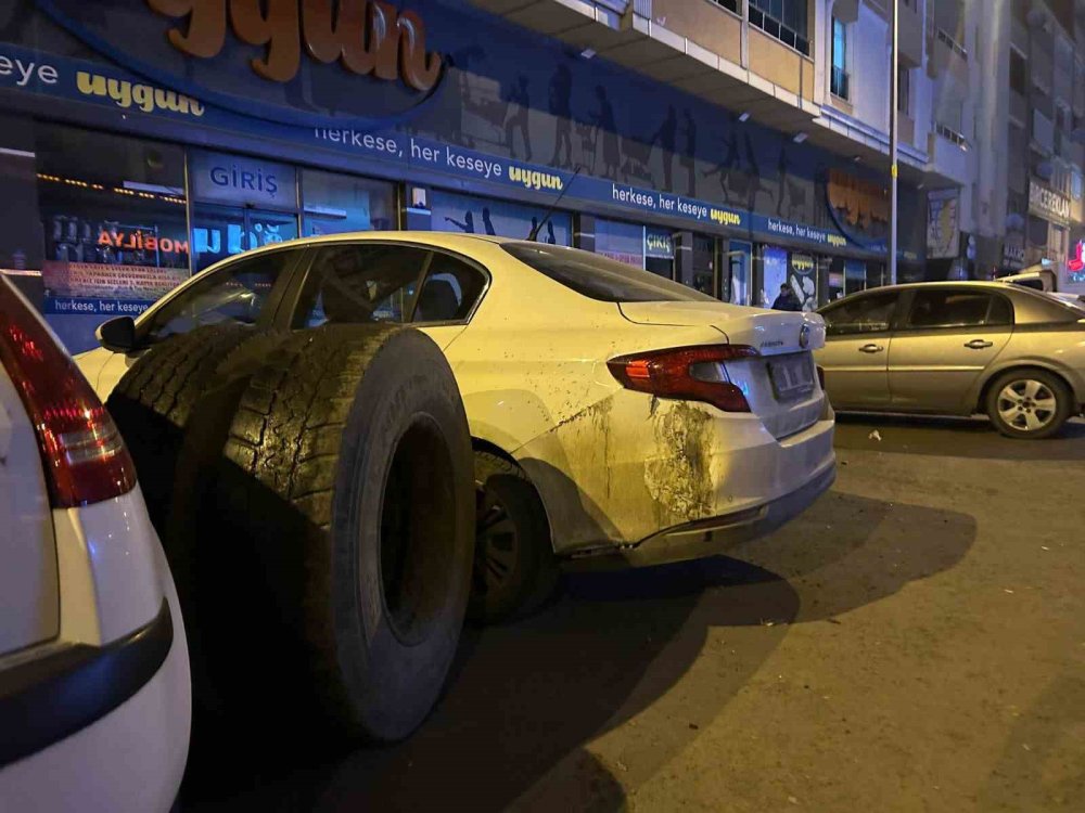 Kars’ta Korku Dolu Anlar.. Yerinden Çıkan Teker Park Halindeki Araçlara Çarptı!