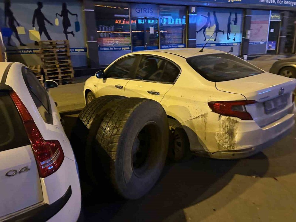 Kars’ta Korku Dolu Anlar.. Yerinden Çıkan Teker Park Halindeki Araçlara Çarptı!