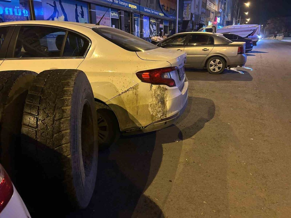 Kars’ta Korku Dolu Anlar.. Yerinden Çıkan Teker Park Halindeki Araçlara Çarptı!