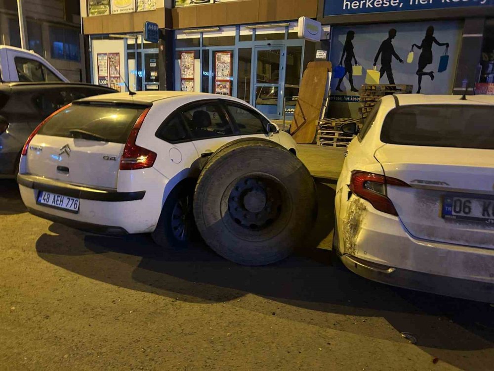Kars’ta Korku Dolu Anlar.. Yerinden Çıkan Teker Park Halindeki Araçlara Çarptı!