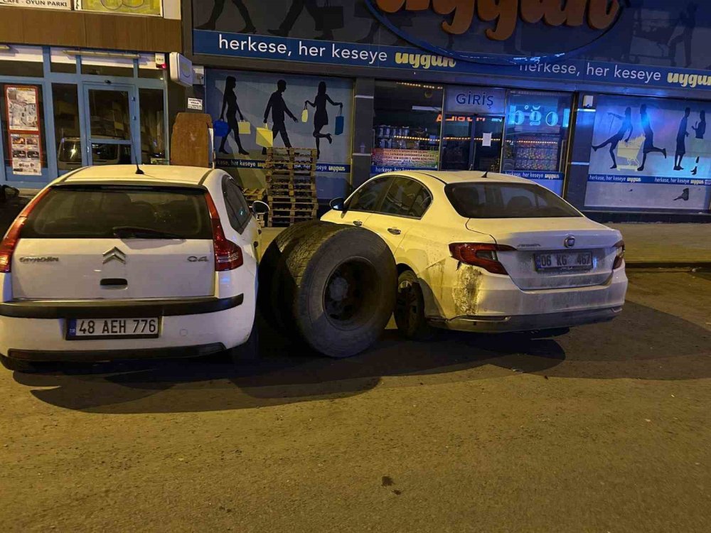 Kars’ta Korku Dolu Anlar.. Yerinden Çıkan Teker Park Halindeki Araçlara Çarptı!