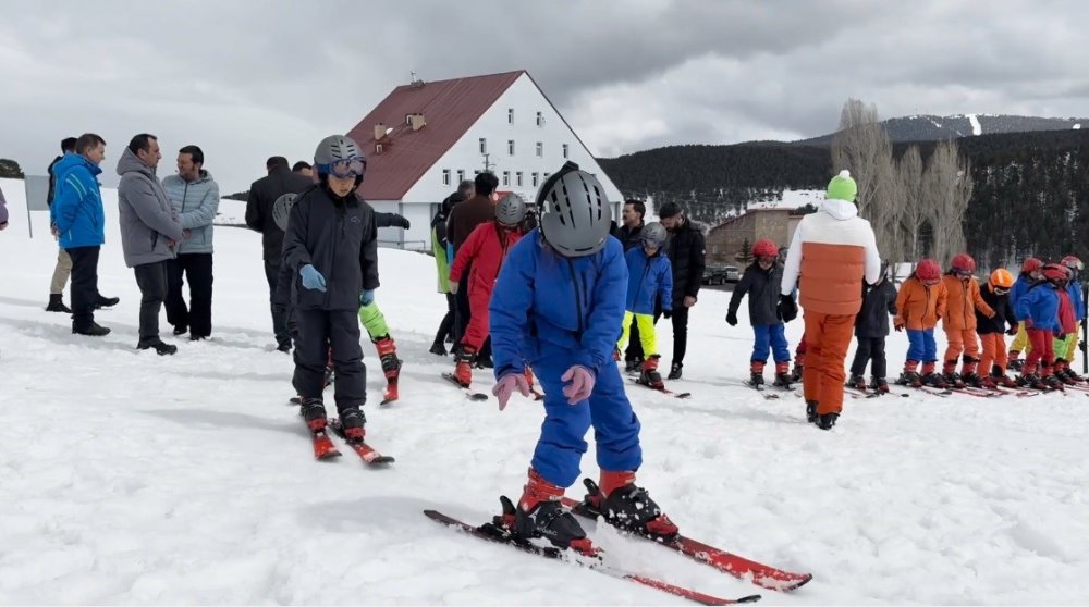 Nisan’da 2 Metre Kar.. Kars’ın Çocukları Sarıkamış’ta Kayakla Buluşuyor!