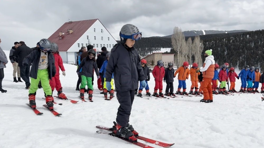 Nisan’da 2 Metre Kar.. Kars’ın Çocukları Sarıkamış’ta Kayakla Buluşuyor!
