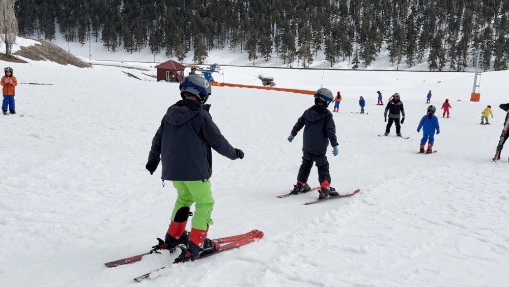 Nisan’da 2 Metre Kar.. Kars’ın Çocukları Sarıkamış’ta Kayakla Buluşuyor!