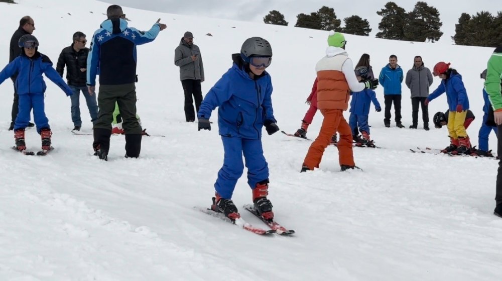 Nisan’da 2 Metre Kar.. Kars’ın Çocukları Sarıkamış’ta Kayakla Buluşuyor!