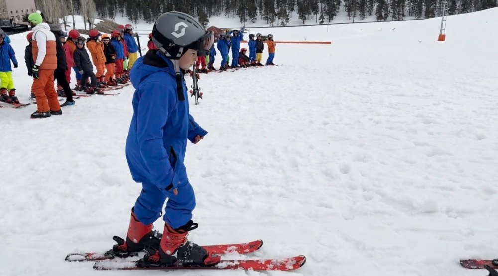 Nisan’da 2 Metre Kar.. Kars’ın Çocukları Sarıkamış’ta Kayakla Buluşuyor!
