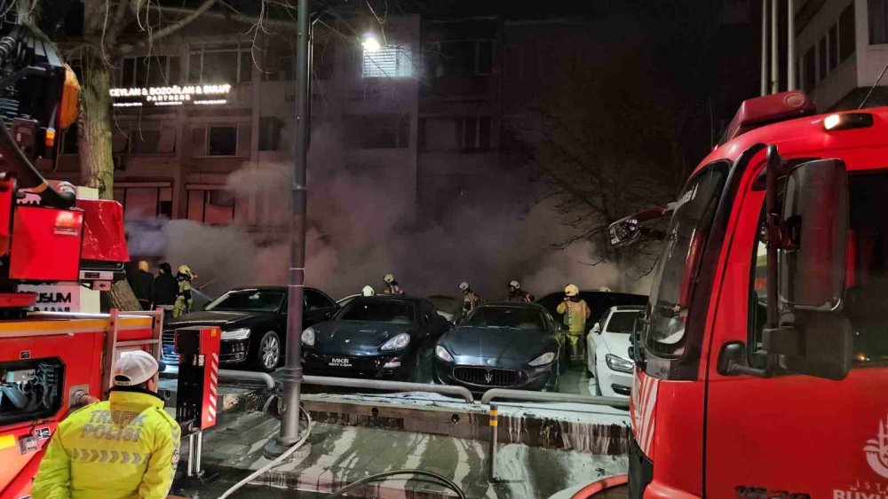 Araç Kiralama Şirketinde Çıkan Yangında Yaklaşık 100 Milyon Değerinde 15 Araç Alevlere Teslim Oldu