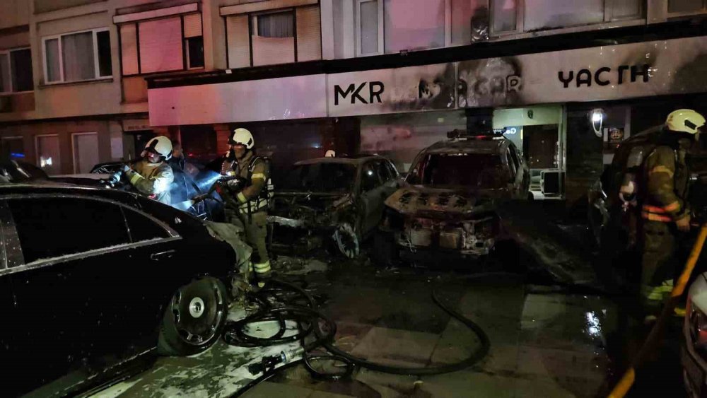 Araç Kiralama Şirketinde Çıkan Yangında Yaklaşık 100 Milyon Değerinde 15 Araç Alevlere Teslim Oldu