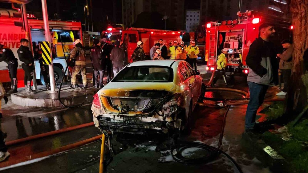 Araç Kiralama Şirketinde Çıkan Yangında Yaklaşık 100 Milyon Değerinde 15 Araç Alevlere Teslim Oldu