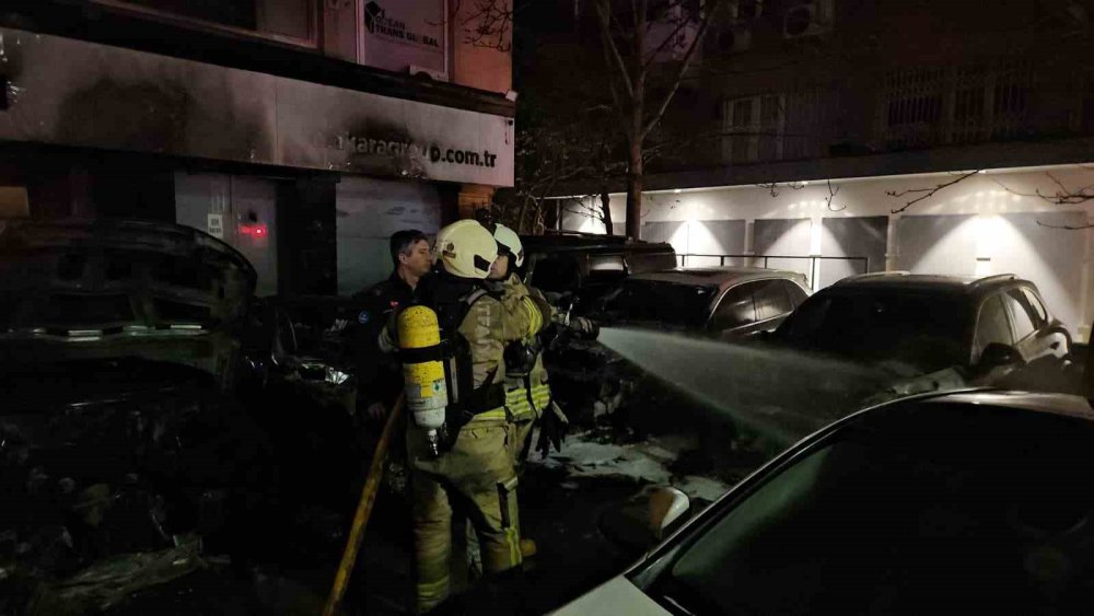 Araç Kiralama Şirketinde Çıkan Yangında Yaklaşık 100 Milyon Değerinde 15 Araç Alevlere Teslim Oldu