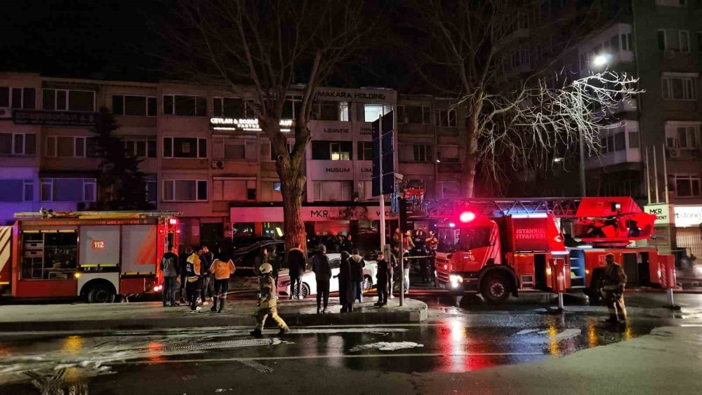 Araç Kiralama Şirketinde Çıkan Yangında Yaklaşık 100 Milyon Değerinde 15 Araç Alevlere Teslim Oldu