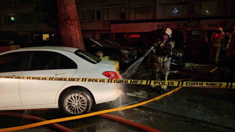 Araç Kiralama Şirketinde Çıkan Yangında Yaklaşık 100 Milyon Değerinde 15 Araç Alevlere Teslim Oldu