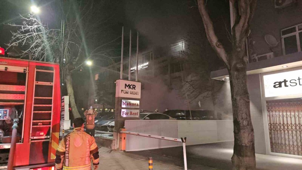 Araç Kiralama Şirketinde Çıkan Yangında Yaklaşık 100 Milyon Değerinde 15 Araç Alevlere Teslim Oldu