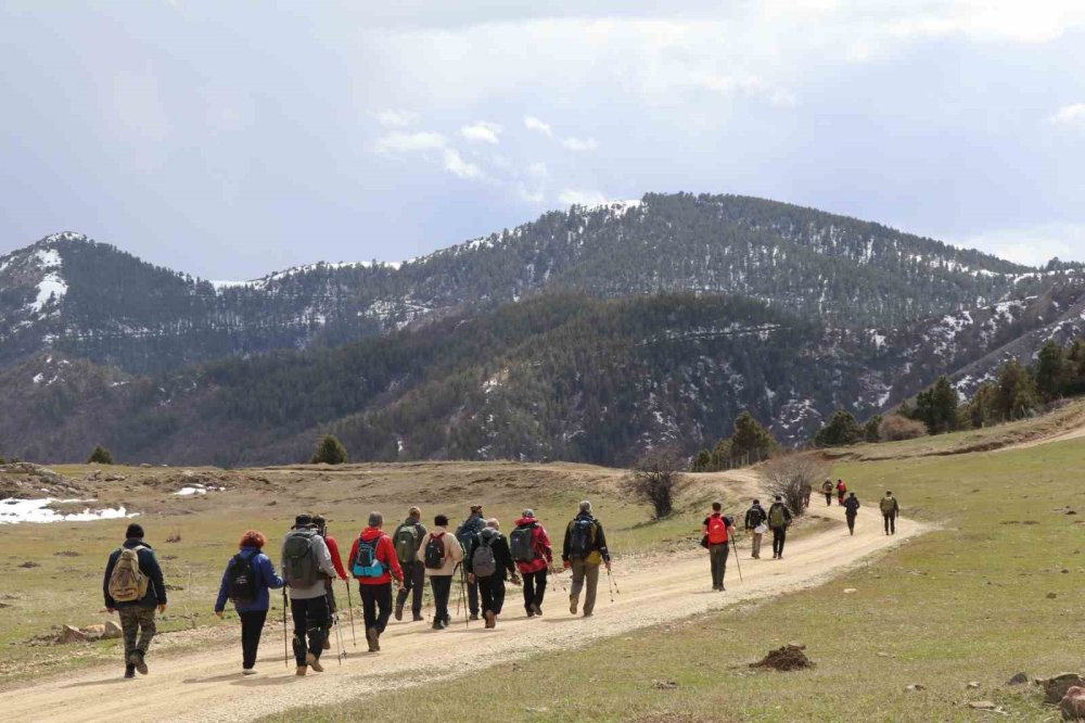 Erzurum Oltu’da ‘Doğa Tutkunları’nın Bahar Yürüyüşü