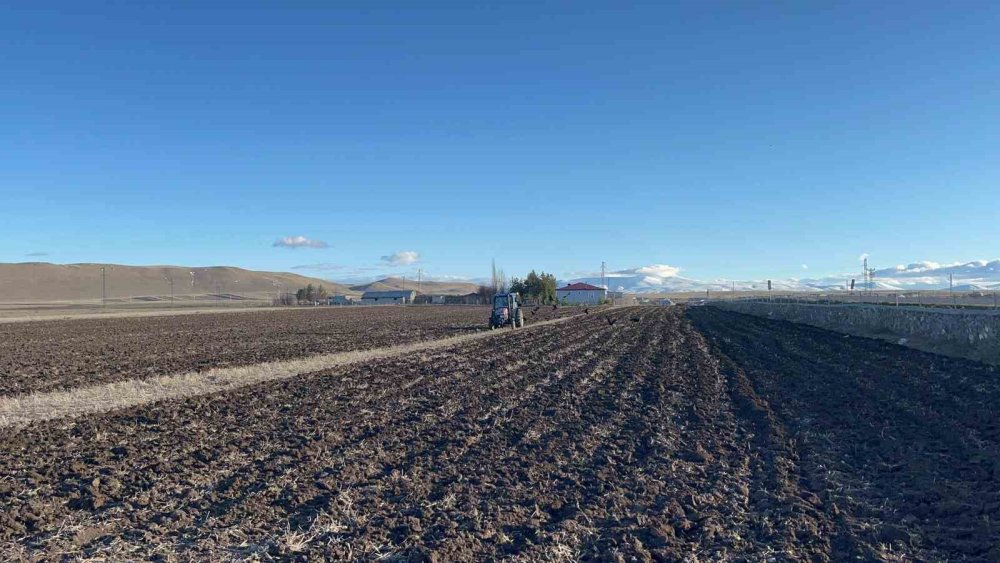Kars’ta Ekin Sezonu Başladı.. Çiftçiler Tarlaya Umutla Döndü!