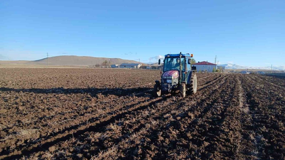 Kars’ta Ekin Sezonu Başladı.. Çiftçiler Tarlaya Umutla Döndü!