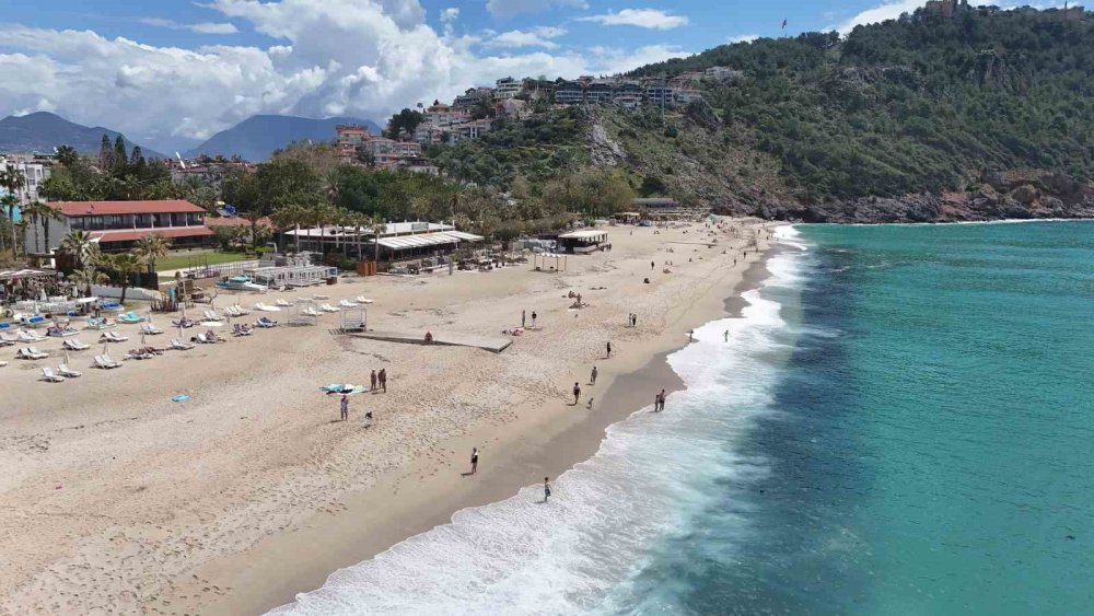 Alanya’da Erken Yaz Görüntüleri: 21 Dereceyi Gören Denize Koştu